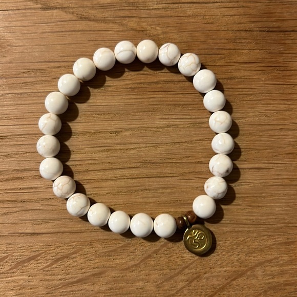 Silver & Sage Magnesite Bead Bracelet Peace/Love - Picture 3 of 4